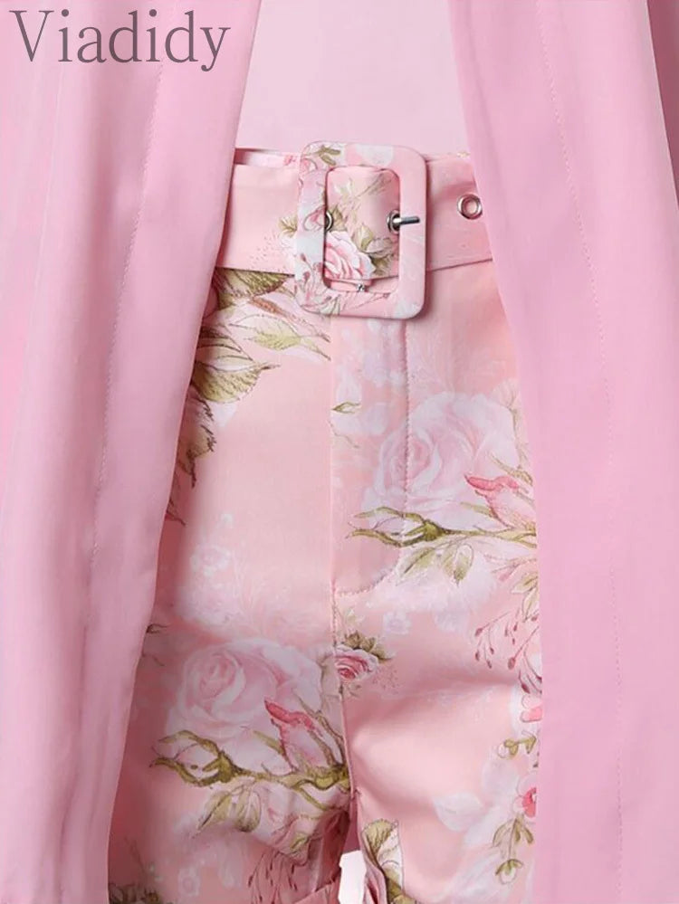 Conjunto de 3 peças de blusa e shorts femininos elegantes com alças finas e estampa floral com casaco