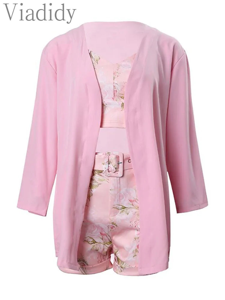 Conjunto de 3 peças de blusa e shorts femininos elegantes com alças finas e estampa floral com casaco