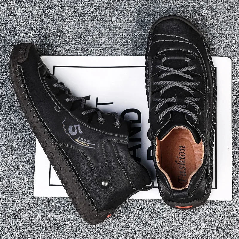 Sapatos masculinos novos de couro da moda, calçados para jovens, feitos à mão, antiderrapantes, de sola macia, tamanho grande, um pedal, calçados casuais confortáveis