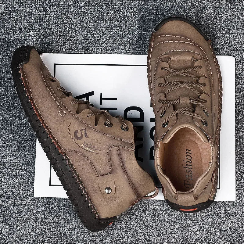 Sapatos masculinos novos de couro da moda, calçados para jovens, feitos à mão, antiderrapantes, de sola macia, tamanho grande, um pedal, calçados casuais confortáveis
