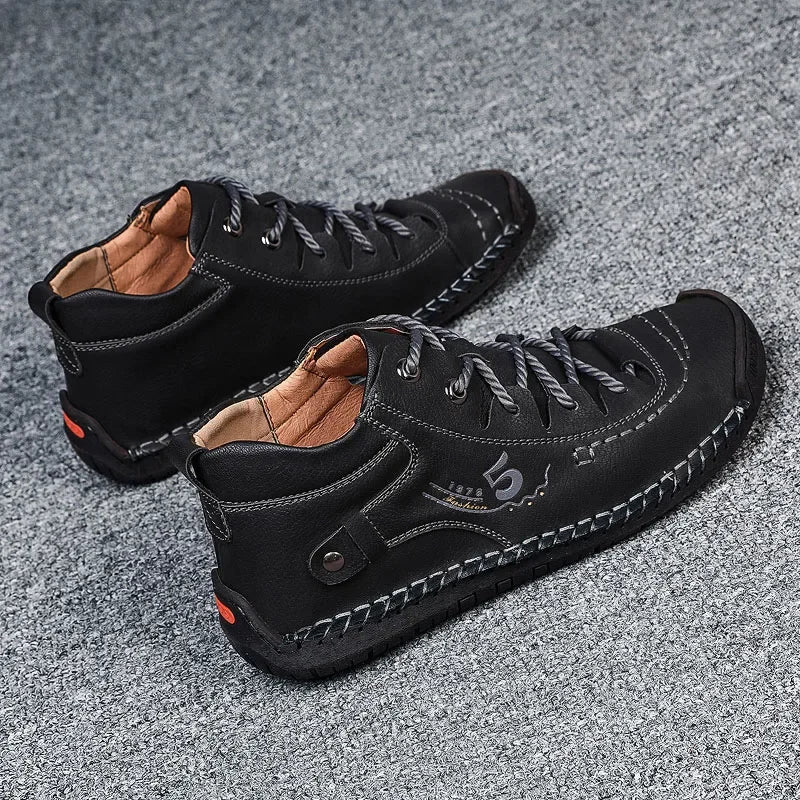 Sapatos masculinos novos de couro da moda, calçados para jovens, feitos à mão, antiderrapantes, de sola macia, tamanho grande, um pedal, calçados casuais confortáveis