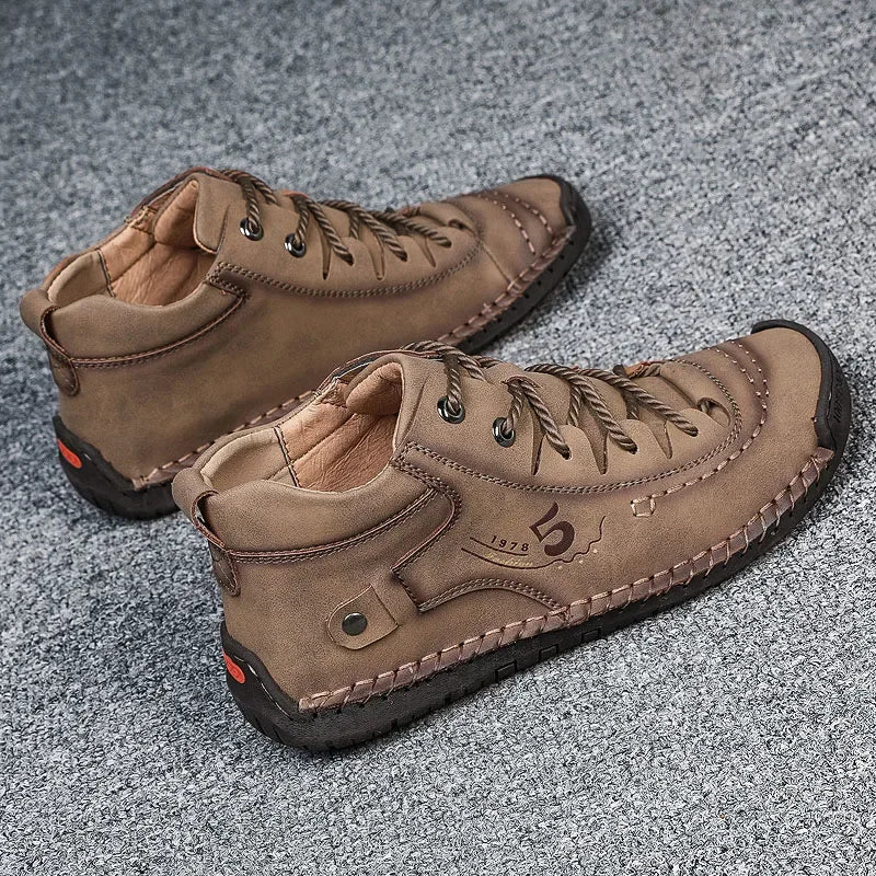 Sapatos masculinos novos de couro da moda, calçados para jovens, feitos à mão, antiderrapantes, de sola macia, tamanho grande, um pedal, calçados casuais confortáveis